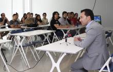 Foto de la roda de premsa amb els alumnes de la Casa d'Oficis