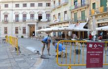Foto dels treballs de millora del paviment de la plaça del Mercadal