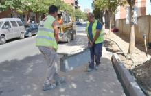 Foto de les obres de construcció de les noves voreres del carrer d'Antoni Fabra i Ribas