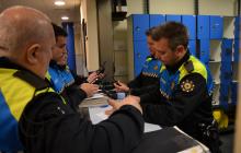 Foto d'arxiu d'agents de la Guàrdia Urbana recollint emissores