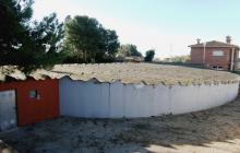 Foto del dipòsit d'aigua d'El Pinar que s'està reparant