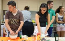 Foto d'un taller de cuina del casal de Joves