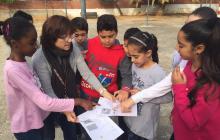 Imatge de l'alumnat de l'Escola Rosa Sensat durant els treballs del projecte Pati 14 de la Fundació Cruyff