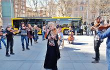 Foto de la gravació de la flashmob durant la festa de presentació dels nous busos