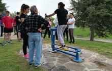Imatge sessió assessorament alumnat Institut Josep Tapiró a gent gran parc Trenet Reus