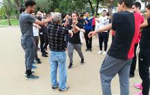 Imatge sessió assessorament alumnat Institut Josep Tapiró a gent gran parc Trenet Reus