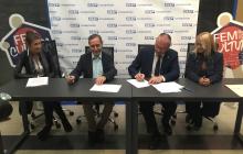 Imatge signatura conveni col·lecció Beep Art Electrònic a Reus