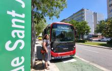 La regidora Marina Berasategui, al costat del minibús elèctric a la parada del BUS x TU