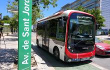 Minibús elèctric a la parada del BUS x TU