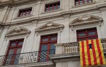 Senyera amb crespó negre a la façana de l'Ajuntament de Reus