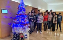 L'alumnat del Col·legi Nostra Senyora del Mar decora l'arbre de Nadal de les oficines municipals de l'antic hospital