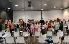 Membres dels clubs de lectura amb Oriol Canosa, un dels autors premiats en anteriors edicions del premi Atrapallibres