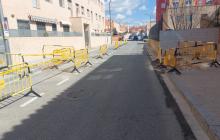 Construcció d'un pas de vianants al carrer de la Mineta