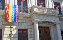 Domàs LGTBI penjat al balcó de l'Ajuntament