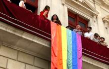 Domàs LGTBI penjat al balcó de l'ajuntament de Reus