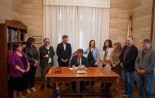 Signatura del document d'adhesió al Pacte Nacional per la Llengua