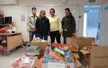 Donació de joguines de l'IFE de Domènech i Montaner al Centre Social El Roser