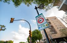 Cartell ZBE i semàfor