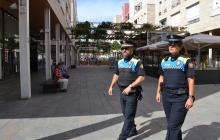Una parella d'agents de la Guàrdia Urbana patrulla pel centre de la ciutat.