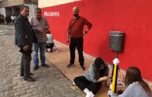 Carles Prats a la pintada de pilones carrer Sant Llorenç