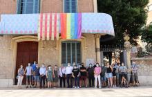 Domàs amb l'arc de Sant Martí al balcó de la Casa Rull