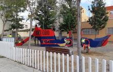 Treballs de la Brigada a la zona de jocs infantils de la plaça del Racó de l'Avi