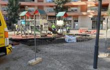 Treballs de les Brigades a la zona de jocs infantils de la plaça de la Fumera