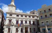 El domàs LGBTI+ a la façana del palau municipal