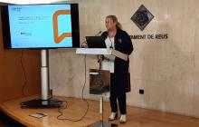 Montserrat Caelles presentant l'estui