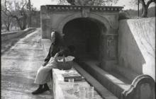 La venedora d'anissos. Crèdits de la foto: Centre de la Imatge Mas Iglesias de Reus / Col·leció Josep Ornosa Soler / Autor: Josep Ornosa Soler, circa 1960