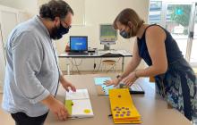 Donació llibres braile a la Biblioteca Xavier Amorós