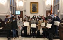 Foto de grup lliurament segells de la Xarxa de Centres per la Igualtat