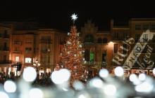 L'arbre del Mercadal, just després de l'encesa de llums de Nadal