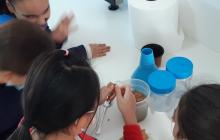 Nens i nenes participant en un taller al laboratori de l'ETAP d'Aigües de Reus
