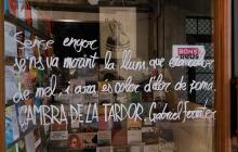 Poema Gabriel Ferrater en un aparador d'una botiga