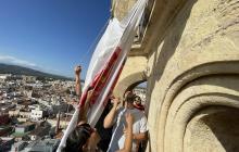 Hissada de la bandera de Reus al campanar de Sant Pere