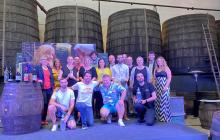 Foto de família amb els guardonats dels Premis Vinari 2022