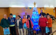 El Taller Baix Camp decora l'arbre de Nadal de la regidoria de Benestar Social