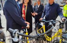 Visita del conseller de Territori, Juli Fernàndez, al projecte de bicicleta compartida