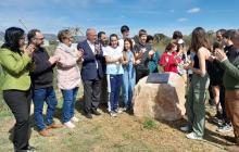 Acte d'inauguració d'una placa al Pi de Bofarull