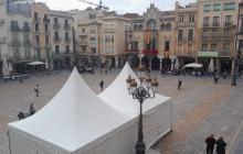 Plaça del Mercadal a punt per Sant Jordi