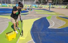 Pintades hortizontals artista Chenxin Tang a l’escola Cèlia Artiga