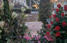 Placa en record de les Víctimes de l'Holocaust a la plaça de la Llibertat
