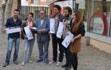 El regidor de Cultura i Joventut, Joaquim Sorio, acompanyat per diversos dels creadors seleccionats per L'Interruptor