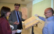 Imatge de la presentació del llibre de juhí de prohòmens de Reus amb l'arxivera municipal, el regidor i l'arxiver comarcal