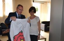 Foto del moment en què l'alcalde ha lliurat la bandera de Reus a la germana de Joan Ramon Mestre