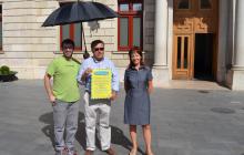 El regidor de Cultura i Joventut, Joaquim Sorio (centre), Dídac Aluja i Glòria Alegre