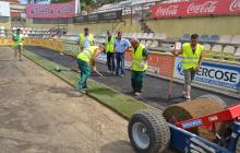 Imatge de l'inici de la col·locació de la gespa a l'Estadi Municipal