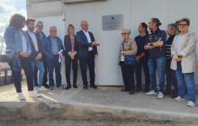 Foto de la descoberta de la placa viària en memòria de Carles Macaya Prats.