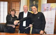 Imatge de la signatura del conveni entre l'Ajuntament de Reus i el Reus Deportiu pel torneig Joan Petit